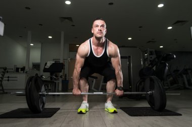 Egzersiz Fitness Center'da Barbell ile geri