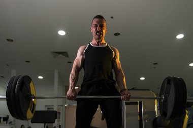 Spor Barbell ile egzersiz adam