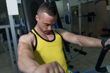 bir makine üzerinde göğüs egzersizleri