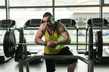 Spor salonu ağırlıkları ile eğitimden sonra yorgun eğitmen