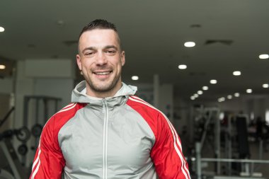 Genç adam bir koşu bandı üzerinde egzersiz