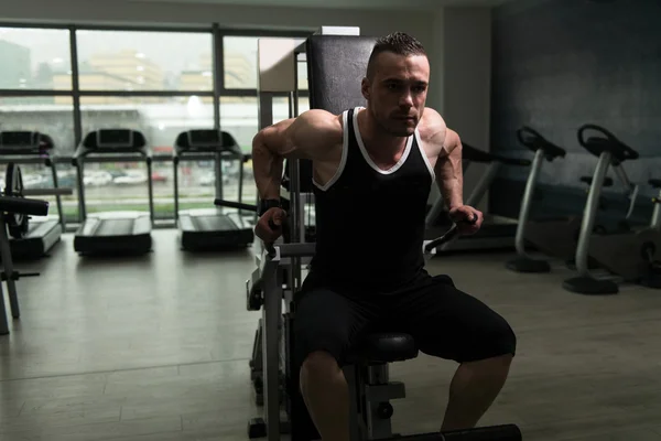 Allenamento dei tricipiti sulla macchina — Foto Stock