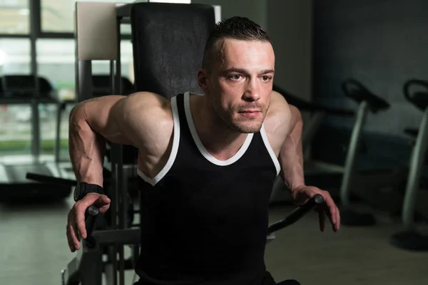 Triceps Workout op Machine — Stockfoto