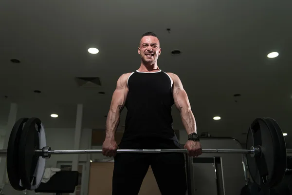 Gespierde Man traint terug met Barbell In sportschool — Stockfoto