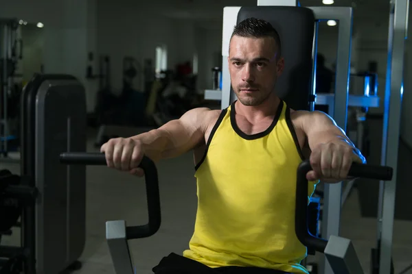 Man Training Chest Exercises On A Machine — Stock Photo, Image