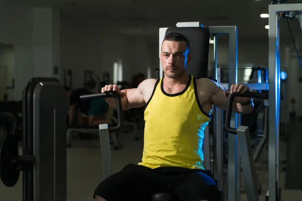 Chest Exercises On A Machine — Stock Photo, Image