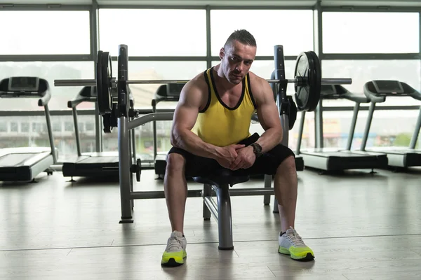 Allenatore stanco dopo l'allenamento con pesi da palestra — Foto Stock