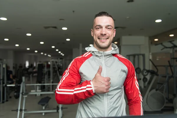 Giovane uomo sul tapis roulant — Foto Stock