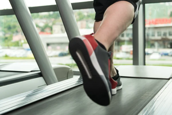 Ejercicio en una cinta de correr Primer plano — Foto de Stock