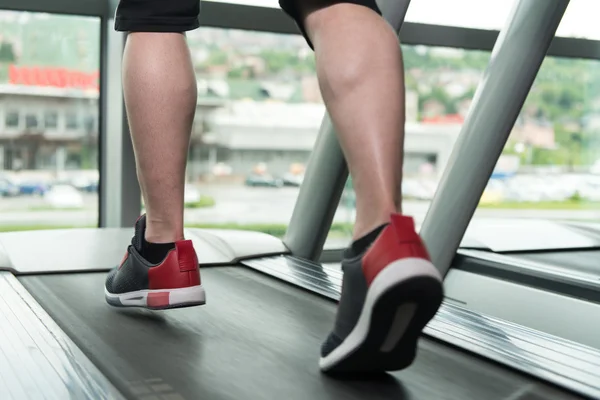 Pies de hombre de cerca en la cinta de correr — Foto de Stock