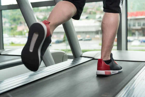 Ejercicio en una cinta de correr Primer plano — Foto de Stock