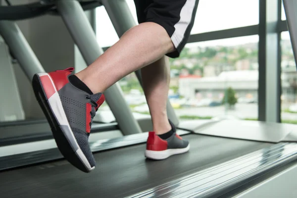 Pies de hombre de cerca en la cinta de correr — Foto de Stock