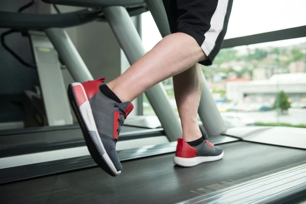 Pies de hombre de cerca en la cinta de correr — Foto de Stock