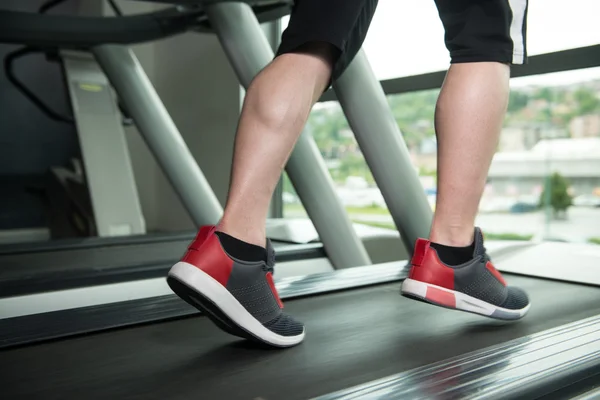 Pies de hombre de cerca en la cinta de correr — Foto de Stock