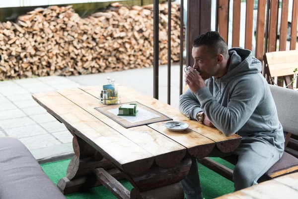 Man drinken koffie In Cafe — Stockfoto