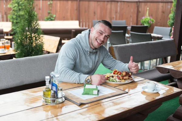 Man Eating Chicken With Rice In Outdoor Restaurant — Stock Photo, Image