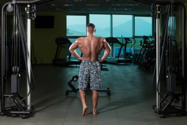 Arka Lat esneme vücut geliştirmeci poz yayıldı