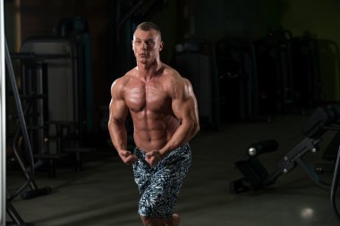 Kaslı erkek Model spor salonunda poz