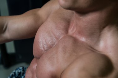 Yakın çekim göğüs egzersizleri bir makine üzerinde