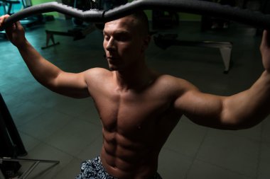 Spor salonunda egzersiz geri genç adam