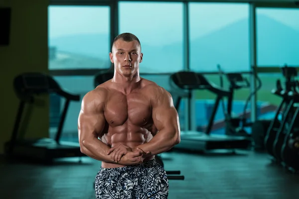 Junger Bodybuilder lässt Muskeln spielen — Stockfoto