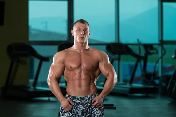 Young Bodybuilder Flexing Muscles — Stock Photo, Image