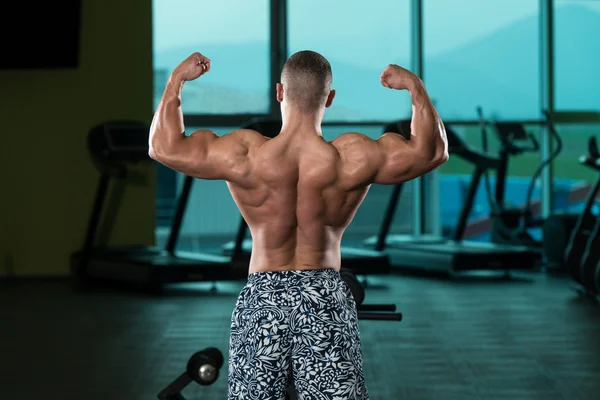 Young Bodybuilder Flexing Muscles — Stock Photo, Image
