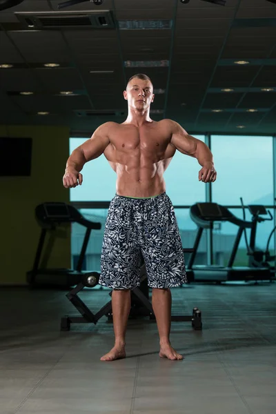 건강 한 젊은이 중 유연 근육 — 스톡 사진