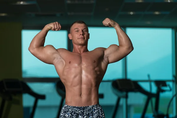 Spor salonunda poz atlet kaslı vücut geliştirmeci — Stok fotoğraf