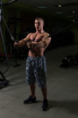 Göğüs egzersiz kablo Crossover spor salonunda