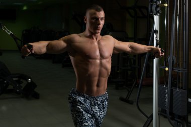 Göğüs egzersiz kablo Crossover spor salonunda