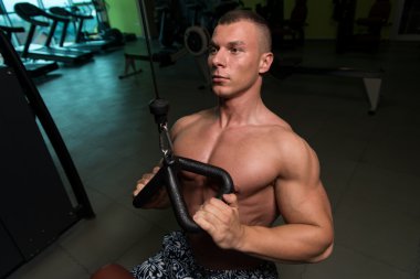 Fitness kas adam egzersiz geri çekme