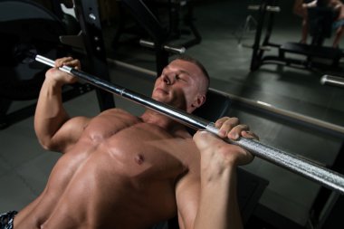 Genç bir adamın göğüs tezgah öncesi egzersiz spor salonunda yakın çekim