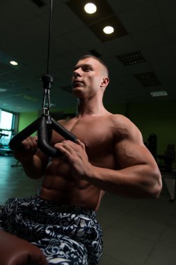 Spor salonunda egzersiz geri genç adam