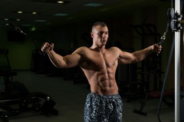 Göğüs egzersiz kablo Crossover spor salonunda