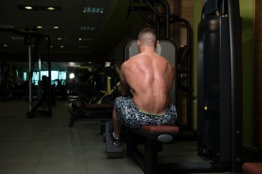 Spor salonunda egzersiz geri genç adam