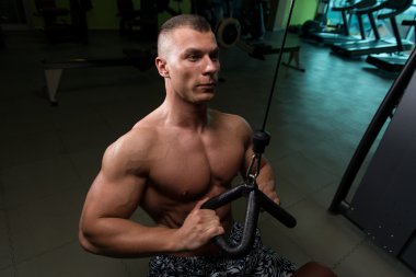 Spor geri makinede egzersiz adam