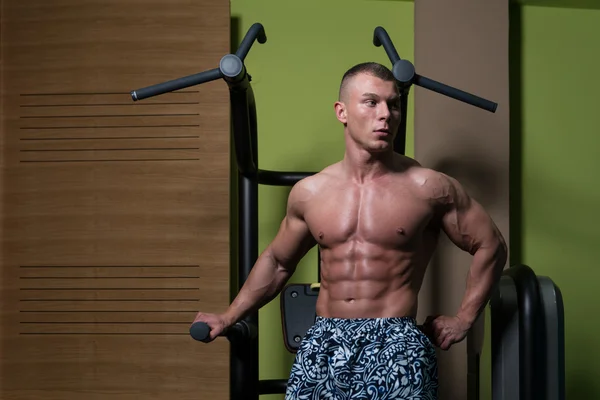 Young Bodybuilder Flexing Muscles — Stock Photo, Image