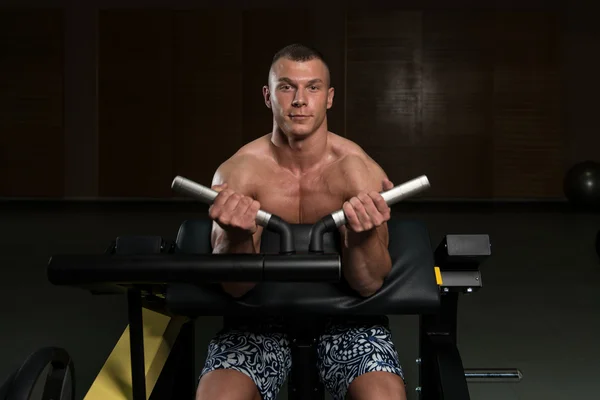 Biceps cvičení na stroji — Stock fotografie