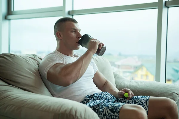 Joven beber agua de la botella — Foto de Stock