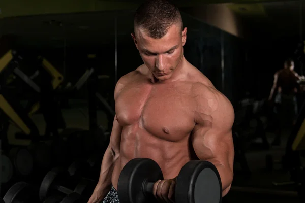 Ejercicio de bíceps con sombrillas en un gimnasio — Foto de Stock