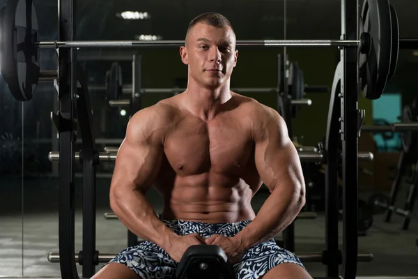 Attraktiv ung Man vilar i Gym Afther motion — Stockfoto