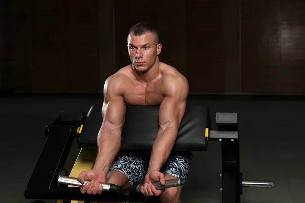 Ejercicio de bíceps en el gimnasio —  Fotos de Stock