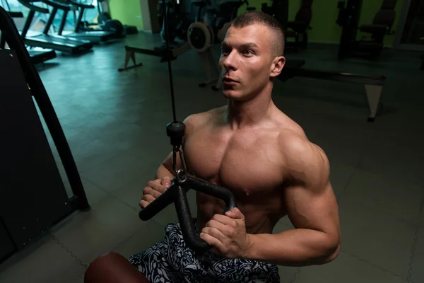 Exercice Bodybuilder Retour sur la machine — Photo