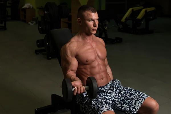 Biceps Exercise With Dumbbells In A Gym — Stock Photo, Image