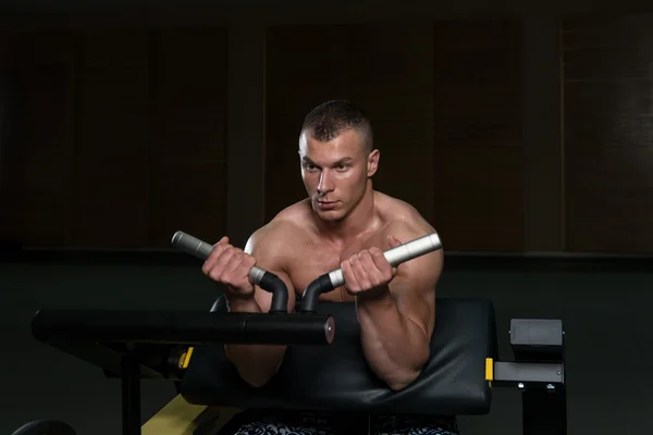 Biceps ćwiczenia na maszynie — Zdjęcie stockowe