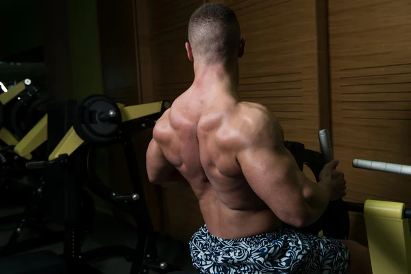 Bodybuilder Exercise Back On Machine — Stock Photo, Image