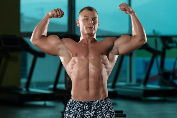 Kulturista Fitness Model představuje dvojitý Biceps po cvičení — Stock fotografie