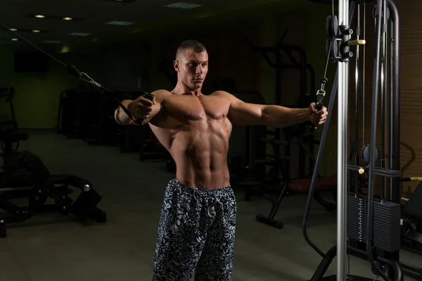 Bröst träning kabel Crossover i Gym — Stockfoto