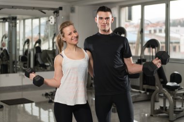 Çift birlikte eğitim pazı Dumbbells ile uygun